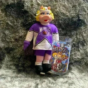 Vintage McDonalds 1995 Hockey  Miss Piggy
NHL and Vintage 1981 Miss Piggy Glass